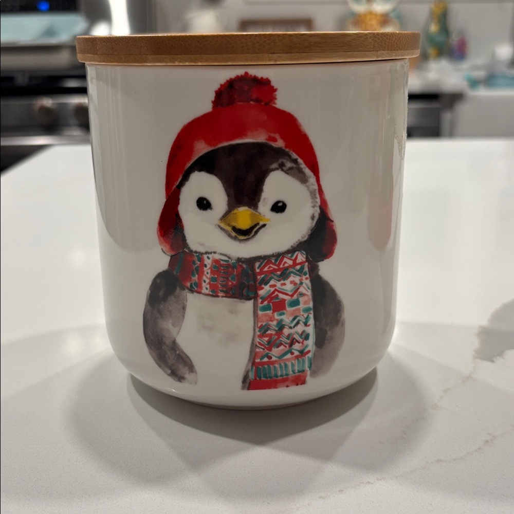 Holiday Penguin w Red hat & Scarf Canister w Wooden Lid


NWOT.. 8x6 Inches